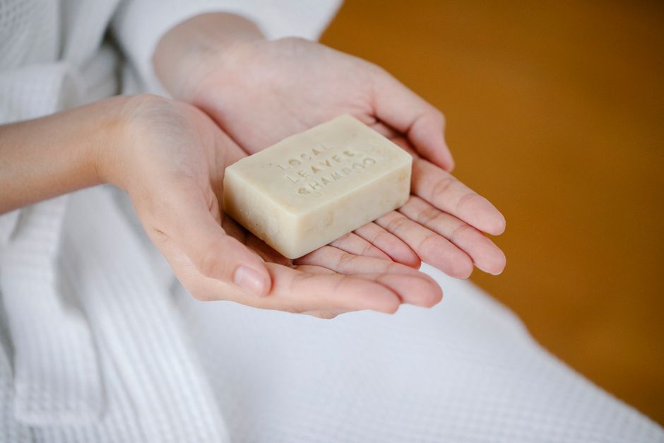 Shampoing solide : conseils pour réussir la transition